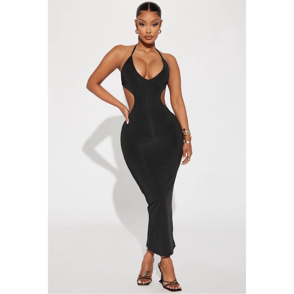 FASHION NOVA
Sasha Backless Maxi Dress .